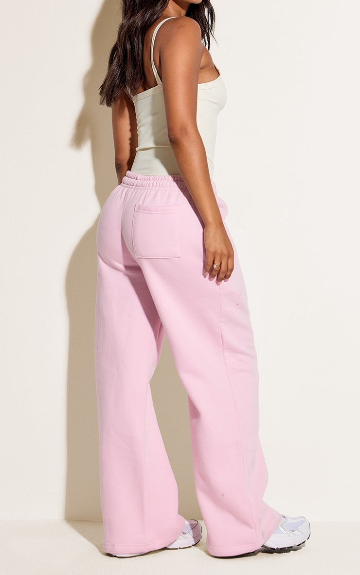 https://cdn-img.prettylittlething.com/c/9/6/b/c96bed798e89f57542085549bab5703201ae61f5_CNO1610_3_petite_baby_pink_straight_leg_sweatpants.jpg